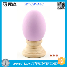 Huevo de cerámica en blanco púrpura con soporte de madera DIY
